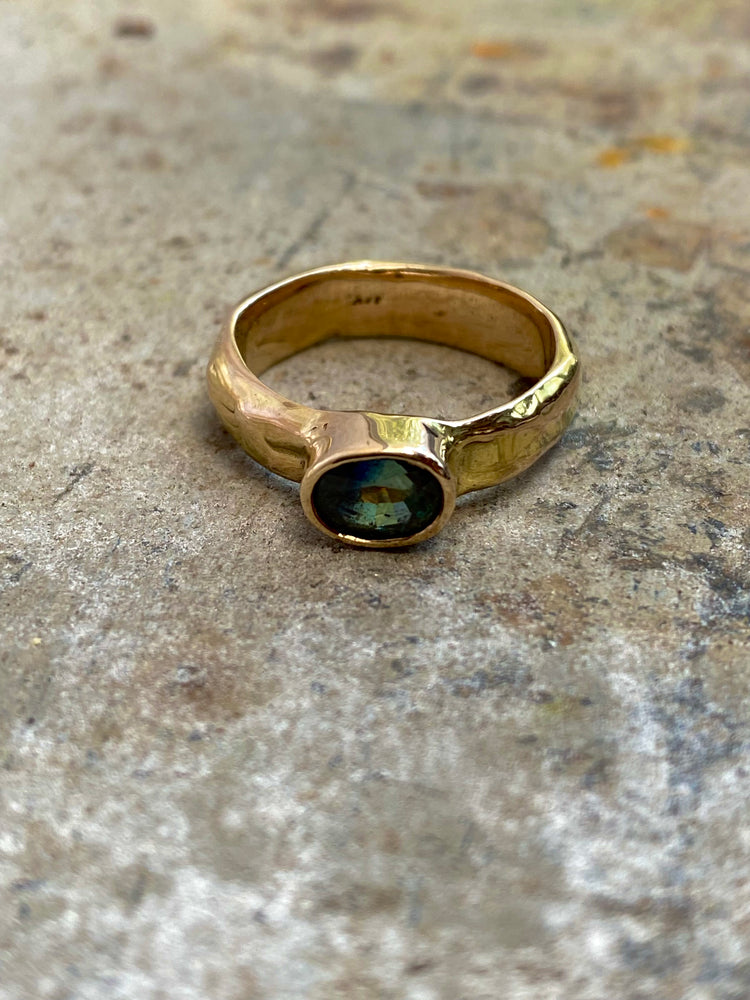 Teal sapphire gold ring