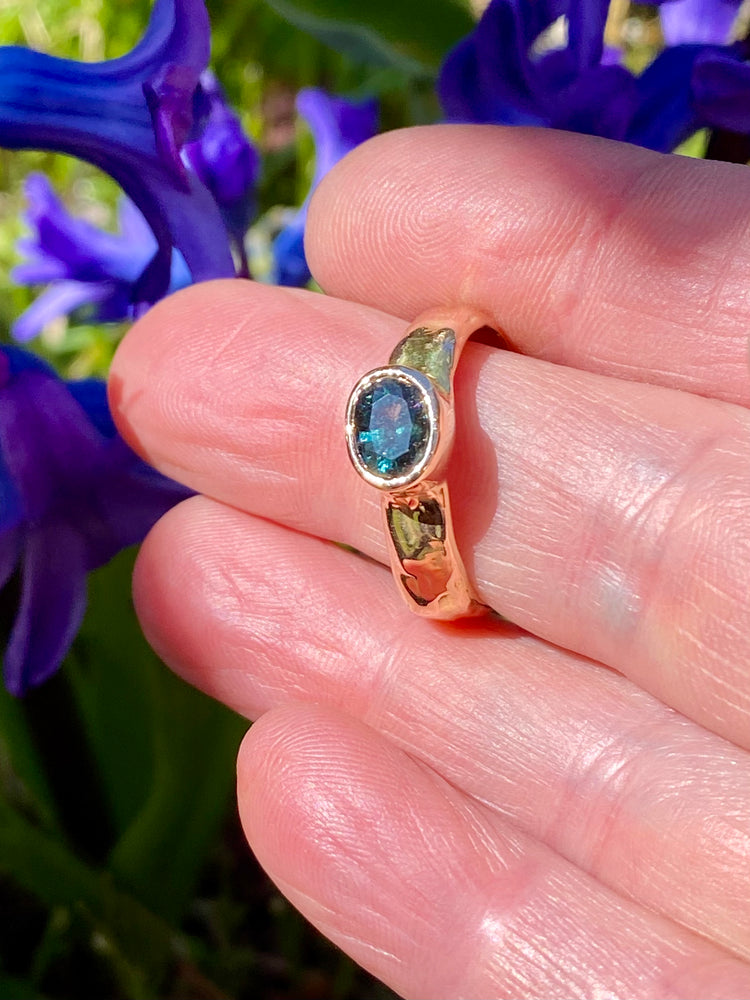
            
                Load image into Gallery viewer, Teal sapphire gold ring
            
        
