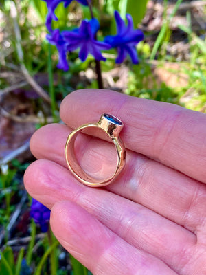 Teal sapphire gold ring